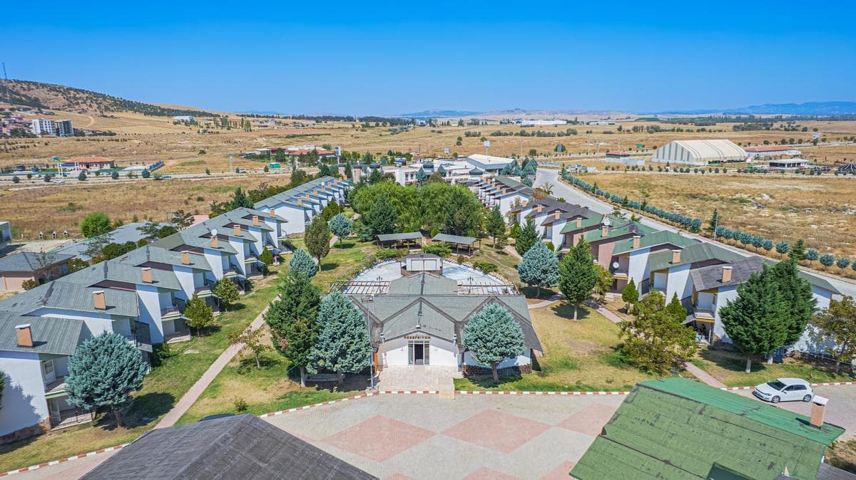 Royal Termal Villa yerleşkesinin havadan görünümü